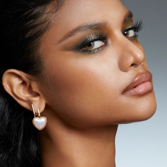 Oden's Eye - Rock Legend: Heart Shaped Pearl Stud Earrings - Picture 5 of 7